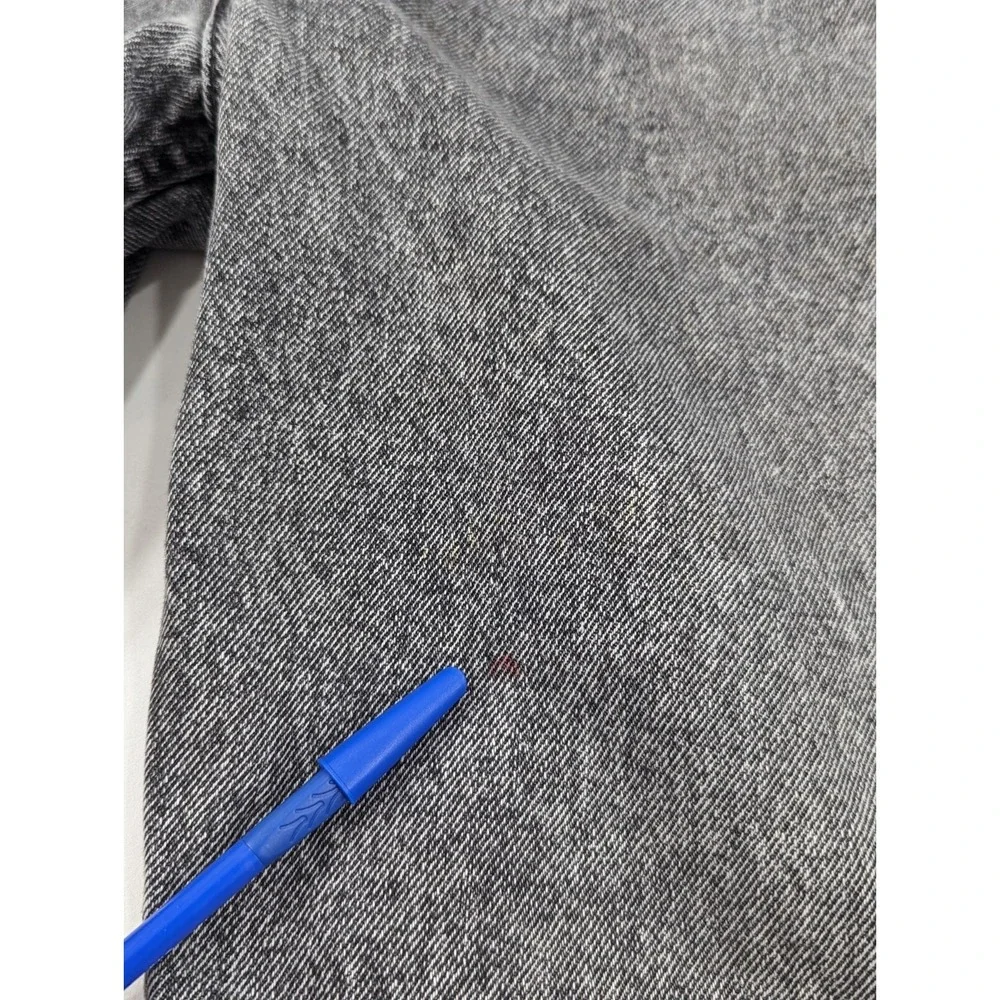 Levis discoloration knees